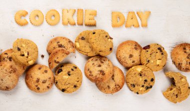 Ulusal kurabiye günü, çikolatalı kurabiye, bisküvi, kurabiye günü posteri, 4 Aralık, beyaz arka planda Amerikan yemeği tatili. Kopyalama alanı olan Panorama.