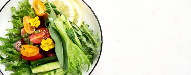 Bahar sebze salatası. Lezzetli sağlıklı yiyecekler. Üst görünüm, Spac kopyala