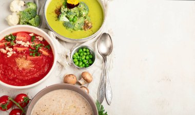 Küçük kaplarda kremalı sebze çorbası çeşitleri. Üst Manzara. Sağlıklı beslenme ya da vejetaryen yemek kavramı. Boşluğu kopyala.