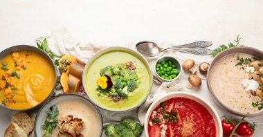 Küçük kaplarda kremalı sebze çorbası çeşitleri. Üst Manzara. Sağlıklı beslenme ya da vejetaryen yemek kavramı. Boşluğu kopyala.