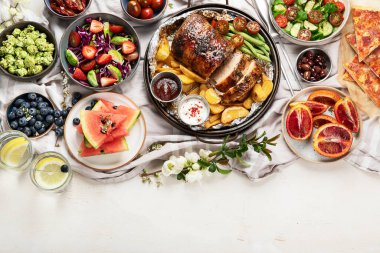 Aile yemeği ya da öğle yemeği. Masada bir sürü tabak var. Üst görünüm, alanı kopyala.