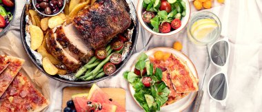 Aile yemeği ya da öğle yemeği. Masada bir sürü tabak var. Üst görünüm, alanı kopyala.