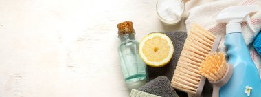 Hafif arka planda eko fırçalar ve temizlik ürünleri. Çevre temizleme konsepti. Üst görünüm, boşluğu kopyala. Panorama, bayrak