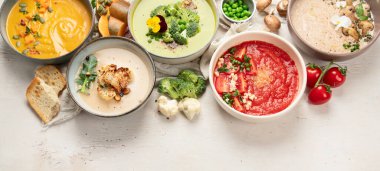 Küçük kaplarda kremalı sebze çorbası çeşitleri. Üst Manzara. Sağlıklı beslenme ya da vejetaryen yemek kavramı. Boşluğu kopyala.