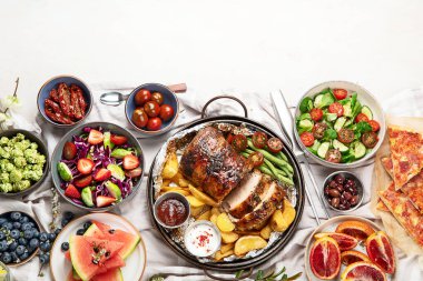 Aile yemeği ya da öğle yemeği. Masada bir sürü tabak var. Üst görünüm, alanı kopyala.