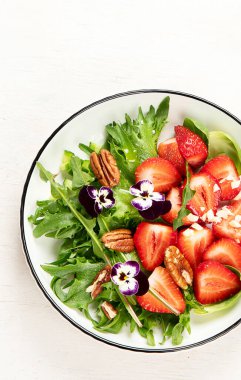 Bahar sebze salatası. Lezzetli sağlıklı yiyecekler. Üst görünüm, boşluk kopyala