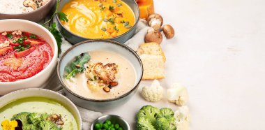 Küçük kaplarda kremalı sebze çorbası çeşitleri. Üst Manzara. Sağlıklı beslenme ya da vejetaryen yemek kavramı. Kopyalama alanı olan Panorama.