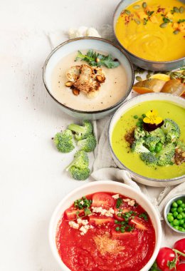 Küçük kaplarda kremalı sebze çorbası çeşitleri. Üst Manzara. Sağlıklı beslenme ya da vejetaryen yemek kavramı. Boşluğu kopyala.