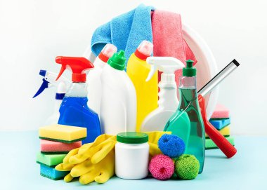 Temizlik ürünleri. Şişeler, lastik eldivenler ve temizlik süngeri. Temizlik malzemeleri koleksiyonu. Ev işi kavramı