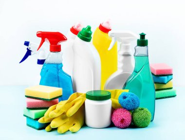 Temizlik ürünleri. Şişeler, lastik eldivenler ve temizlik süngeri. Temizlik malzemeleri koleksiyonu. Ev işi kavramı