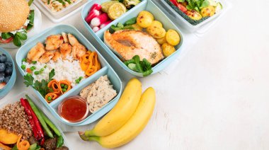 Sağlıklı beslenme düzenini zayıflatan günlük beslenme planı menü geçmişi, organik taze yemekler ve smoothie, kağıt eko torbanın üzerinde çatal bıçak ofis konseptinde yemek teslimatı servisi olarak, üst görünüm. Boşluğu kopyala.