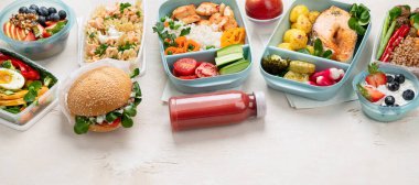 Sağlıklı beslenme düzenini zayıflatan günlük beslenme planı menü geçmişi, organik taze yemekler ve smoothie, kağıt eko torbanın üzerinde çatal bıçak ofis konseptinde yemek teslimatı servisi olarak, üst görünüm. Kopyalama alanı olan Panorama.
