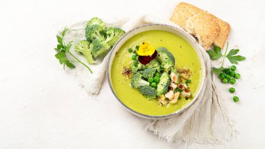 Yeşil çorba. Brokoli kremalı çorba. Sağlıklı vejetaryen yemeği. Üst görünüm, alanı kopyala