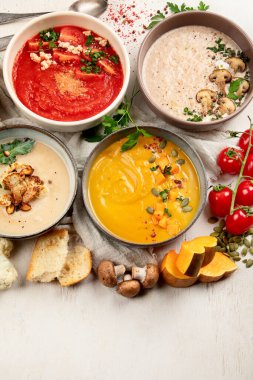 Küçük kaplarda kremalı sebze çorbası çeşitleri. Üst Manzara. Sağlıklı beslenme ya da vejetaryen yemeği kavramı.
