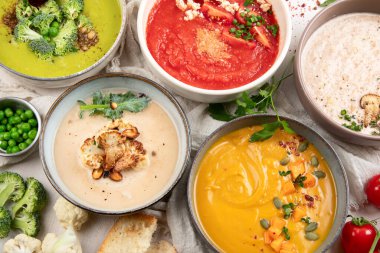 Küçük kaplarda kremalı sebze çorbası çeşitleri. Üst Manzara. Sağlıklı beslenme ya da vejetaryen yemeği kavramı.