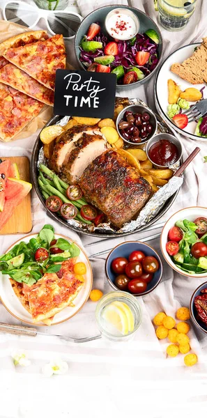 Familienessen Oder Mittagessen Viele Gerichte Auf Dem Tisch Ansicht Von — Stockfoto