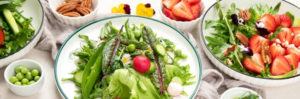 美味的春天色拉 有可食用的花朵 微绿色和奶酪 背景为白色 清洁健康的饮食概念 顶部视图 — 图库照片