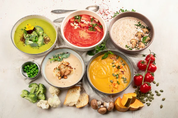 Küçük kaplarda kremalı sebze çorbası çeşitleri. Üst Manzara. Sağlıklı beslenme ya da vejetaryen yemeği kavramı.