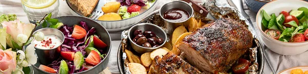 Családi Vacsora Vagy Ebéd Sok Étel Van Asztalon Felülnézet Másolás — Stock Fotó
