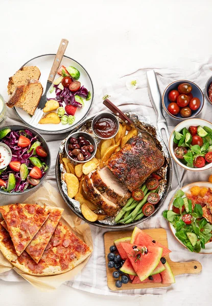 Aile Yemeği Öğle Yemeği Masada Bir Sürü Tabak Var Üst — Stok fotoğraf