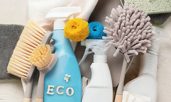 Eco Escovas Produtos Limpeza Fundo Claro Conceito Eco Cleaner Vista — Fotografia de Stock