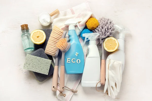 Eco Escovas Produtos Limpeza Fundo Claro Conceito Eco Cleaner Vista — Fotografia de Stock