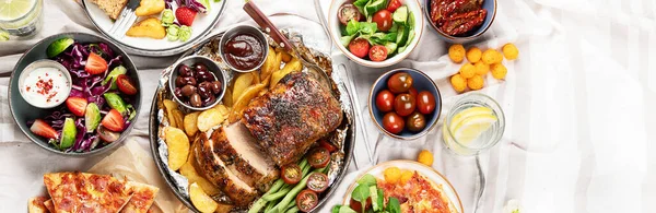 Familienessen Oder Mittagessen Viele Gerichte Auf Dem Tisch Draufsicht Kopierraum — Stockfoto