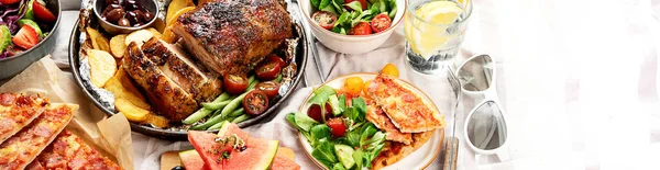 Familienessen Oder Mittagessen Viele Gerichte Auf Dem Tisch Panorama Banner — Stockfoto