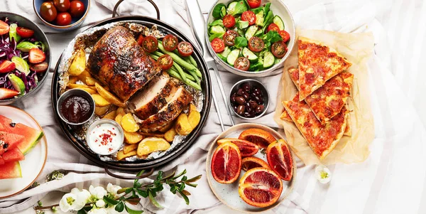 Családi Vacsora Vagy Ebéd Sok Étel Van Asztalon Felülnézet Másolás — Stock Fotó