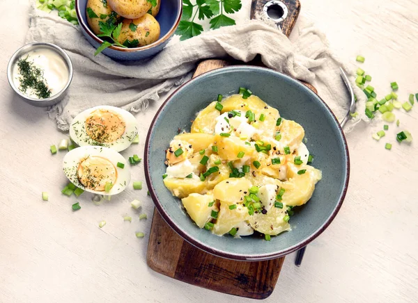 Salade Van Aardappelen Eieren Groene Uien Mayonaise Een Bord Een — Stockfoto