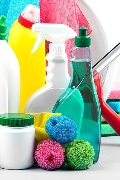 Rengöringsprodukter Flaskor Gummihandskar Och Tvättsvamp Rengöringsförnödenheter Hushållsarbete — Stockfoto