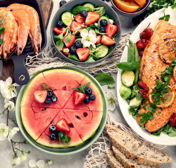 Esstisch Mit Garnelen Fisch Salaten Und Verschiedenen Snacks Auf Weißem — Stockfoto