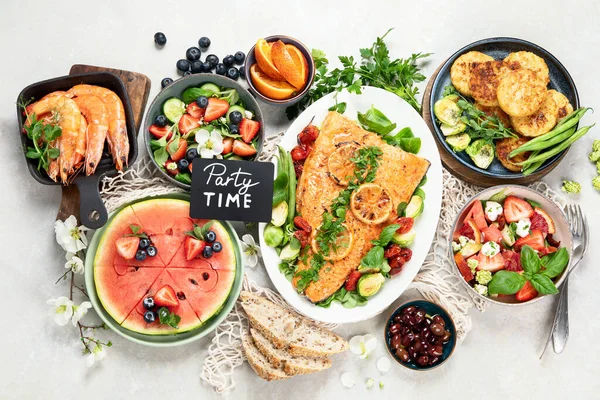 Esstisch Mit Garnelen Fisch Salaten Und Verschiedenen Snacks Auf Weißem — Stockfoto