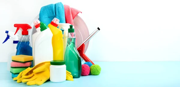 製品を洗浄する ボトル ゴム手袋 クリーニングスポンジ 掃除用品コレクション 家事の概念 — ストック写真