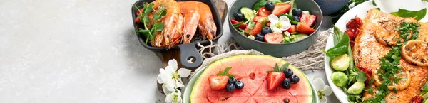 Eettafel Met Garnalen Vis Salades Verschillende Snacks Een Witte Achtergrond — Stockfoto