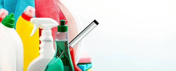 Rengöringsprodukter Flaskor Gummihandskar Och Tvättsvamp Rengöringsförnödenheter Hushållsarbete — Stockfoto