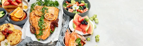 Mesa Cena Con Camarones Pescado Ensaladas Diferentes Snacks Sobre Fondo —  Fotos de Stock