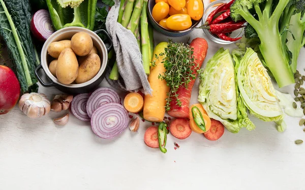 健康的な食品きれいな食事の選択 スーパーフード シリアル 白い背景に葉の野菜 最上階だ コピースペース付きパノラマ — ストック写真