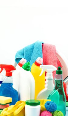 Temizlik ürünleri. Şişeler, lastik eldivenler ve temizlik süngeri. Temizlik malzemeleri koleksiyonu. Ev işi kavramı