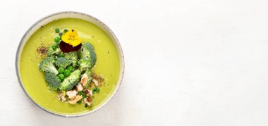 Yeşil çorba. Brokoli kremalı çorba. Sağlıklı vejetaryen yemeği. Üst görünüm, kopyalama alanı, panorama, pankart