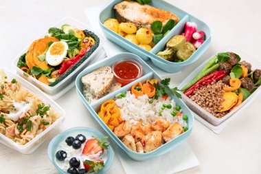 Sağlıklı yemek zayıflatma diyet planı günlük menü geçmişi, organik taze yemekler ve smoothie, çatal bıçak kağıt eko torba üzerinde yemek teslimatı kurye servisi olarak evde ofis konsepti, üst görünüm.