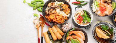 Çeşitli Çin yemekleri seti. Çin eriştesi, kızarmış pirinç, mantı, pekin ördeği, Çin böreği, börek. Beyaz arka planda ünlü Çin mutfağı yemekleri. Üst Manzara. Çin restoranı konsepti. Asya usulü ziyafet. Kopyalama alanı olan Panorama.