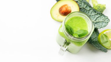 Beyaz arka planda kavanozdaki sağlıklı yeşil smoothie..