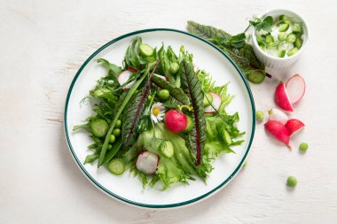 Vitamin bahar salatası. Taze sebze ve bitki salatası. Sağlıklı beslenme kavramı. Bağışıklık için vitaminler. Beyaz arka planda vejetaryenler için yiyecek. Üst görünüm.