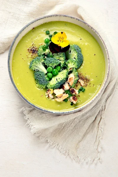 緑のスープ ブロッコリークリームスープ 健康的なビーガン料理 トップビュー コピースペース — ストック写真