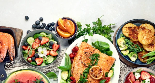 Masă Cină Creveți Pește Salate Gustări Diferite Fundal Alb Privire — Fotografie, imagine de stoc