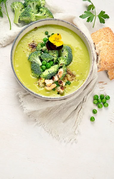 緑のスープ ブロッコリークリームスープ 健康的なビーガン料理 トップビュー コピースペース — ストック写真