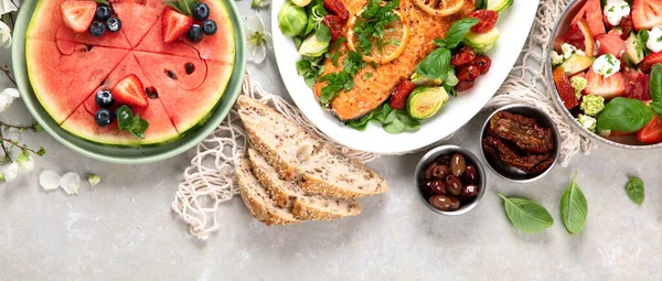 Eettafel Met Garnalen Vis Salades Verschillende Snacks Een Witte Achtergrond — Stockfoto