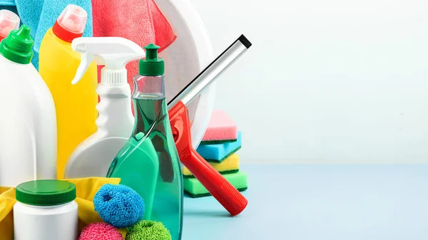 Reinigungsmittel Flaschen Gummihandschuhe Und Reinigungsschwamm Putzmittel Werden Gesammelt Hauswirtschaftliches Konzept — Stockfoto