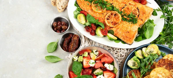 Middagsbord Med Räkor Fisk Sallader Och Olika Snacks Vit Bakgrund — Stockfoto